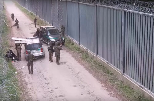 Польские пограничники противостоят нелегальным мигрантам на границе с Беларусью