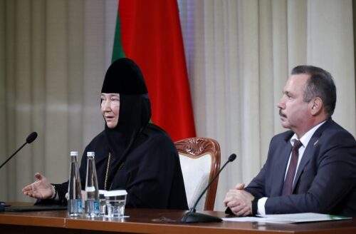 Председатель правления банка, заместитель председателя постоянной комиссии Совета Республики по экономике, бюджету и финансам Виктор Ананич и настоятельница монастыря Святых Жен-Мироносиц в Бобруйске матушка Параскева.