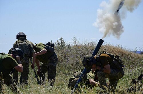 Бойцы ВСУ ведут огонь из миномета