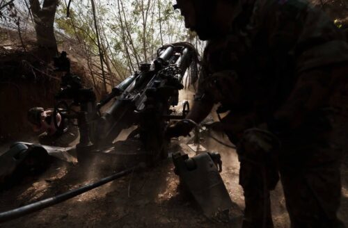 Украинское артиллерийское орудие ведет огонь