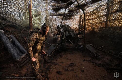 Артиллерия 33-го отдельного штурмового полка ведет огонь