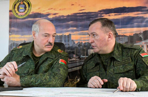 Александр Лукашенко и министр обороны Белоруссии Виктор Хренин